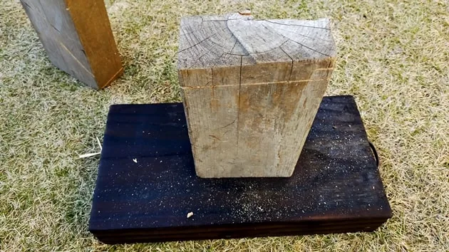 自作した枕木の台に薪を立てて手斧を構えたところ