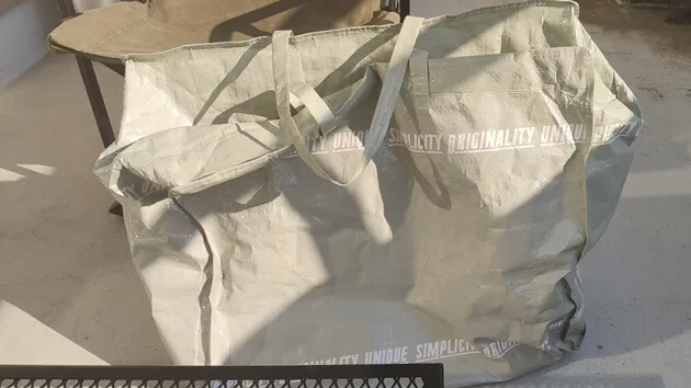 100円ショップで買った薪入れのバッグ