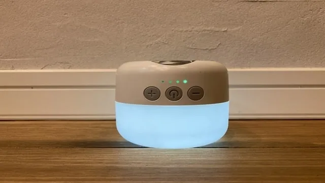 電球色で点灯したLEDランタン