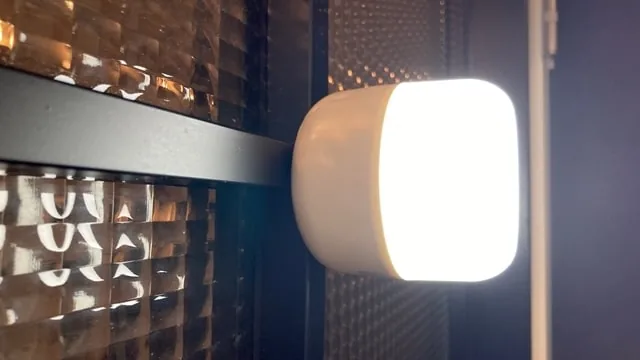 磁石で金属面にくっつけたBeszing LEDランタン