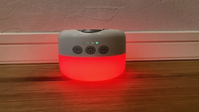 赤色で点滅するSOSモードのLEDランタン