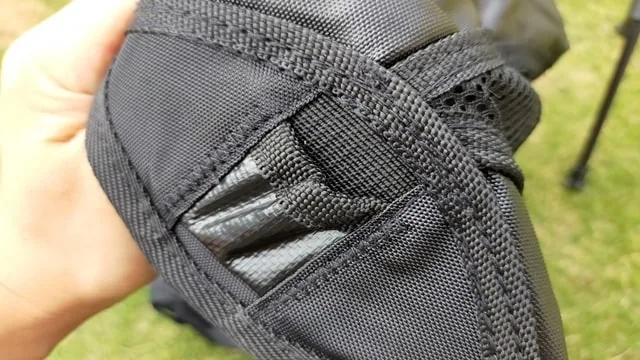 座面の角をフレームの先端に差し込むところ