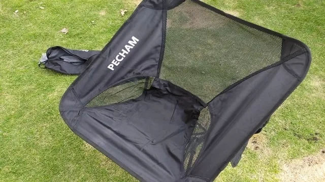 PECHAMアウトドアチェアに座ってくつろぐ子ども