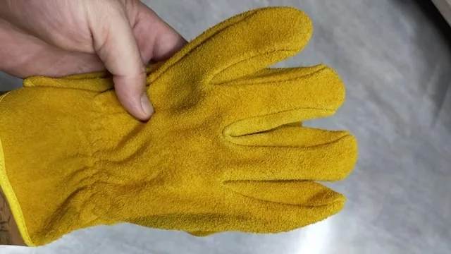 ワークマンのキャンプ手袋を広げたところ