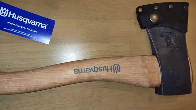 届いたハスクバーナ手斧38cmの全体